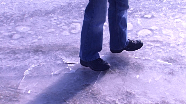 гражданская оборона мы лёд аккорды. раз оступилась по льду пошли трещины. лед аккорды. ноги во льду. раз оступилась по льду пошли трещины песня.