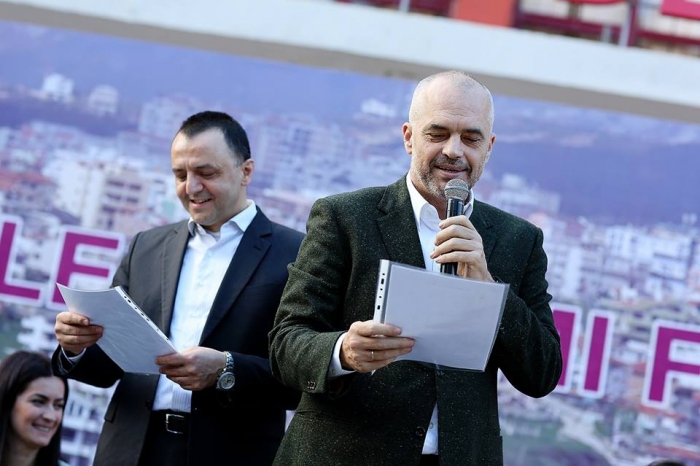 Rama shpërndan legalizime në Kamëz: Artan Lame s'ka bërë aq letra dashurie, sa letra i ka çuar Xhelalit - Balkanweb.com - News24