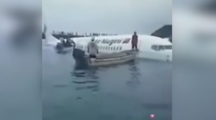 Avioni Perfundon Ne Uje