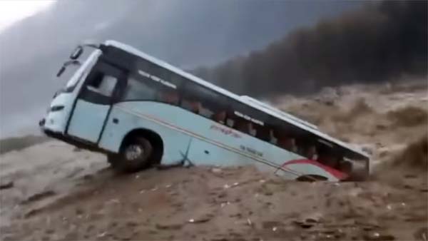 Xvolvo Bus Swallowed Manali Beas River Video Rains4 1537768766.jpg.pagespeed.ic.0ypw6eetnp
