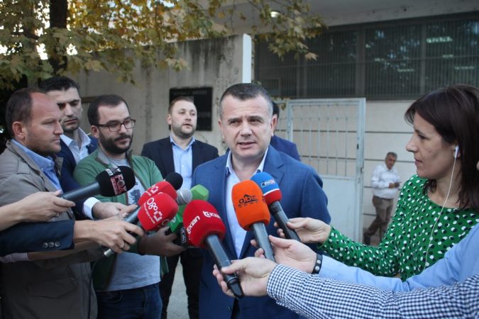 Balla Tek Gjykata E Tiranes (2)