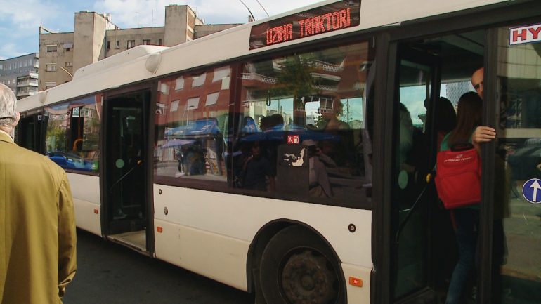 Transporti urban: Fëmijët mbi 7 vjeç biletë sa një i rritur - Balkanweb.com - News24