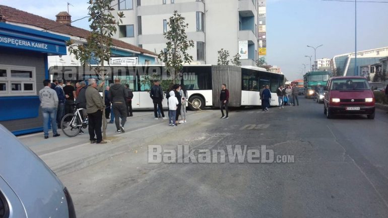 Autobusi Kamzes Del Nga Rruga
