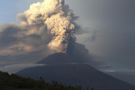 Indonesia: Vulcano Agung, Chiuso Fino A Domani Scalo Bali