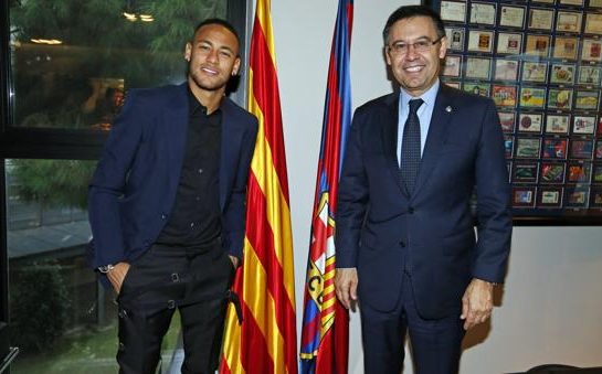 Neymar Y Bartomeu En Octubre De 2016 Cuando El Brasileno Firmo Su Renovacion Con El Barcelona Efe