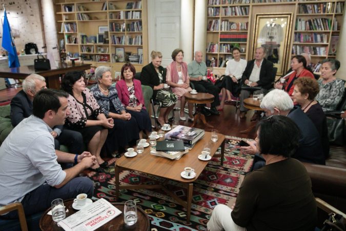 Thumbnail Veliaj Gjate Kafes Se Mengjesit Me Gjysher Dhe Gjyshe Pensioniste (1)