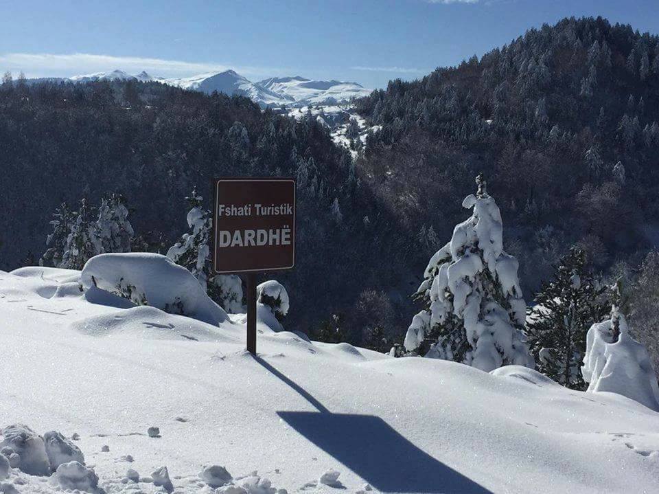 Reshjet e borës/ Bie ortek në Dardhë, bllokohet rruga - Balkanweb.com -  News24