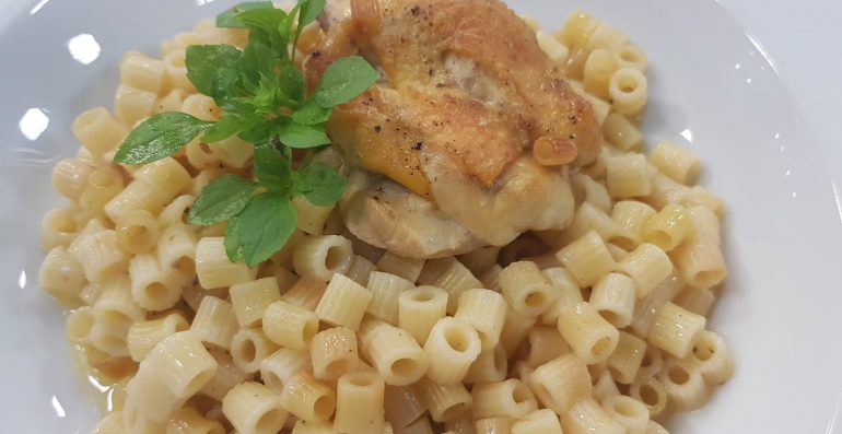 Tave Me Pule Fshati Dhe Makarona