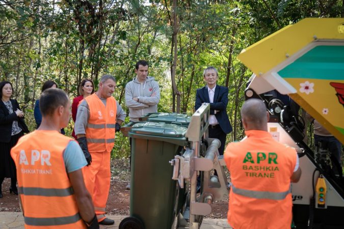 Thumbnail Veliaj Gjate Dhurimit Te Mjete Te Pastrimit Dhe Ekoologjike Per Pastrimin E Parkut Te Liqenit 2