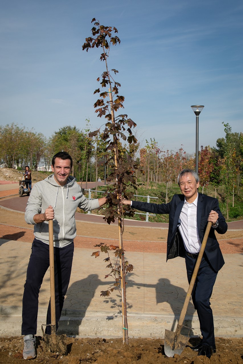 Thumbnail Veliaj Gjate Dhurimit Te Mjete Te Pastrimit Dhe Ekoologjike Per Pastrimin E Parkut Te Liqenit 5