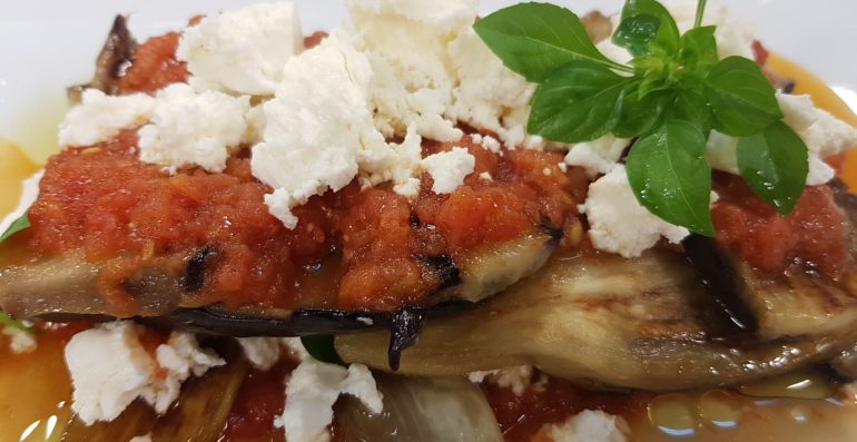 Patellxhane Me Salce Domate Dhe Djathe