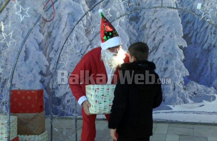 Babagjyshi Shperndan Dhurata Ne Puke