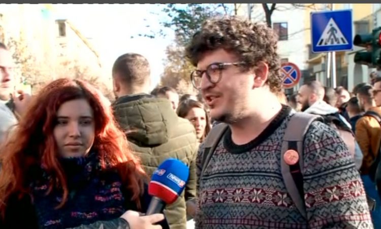 Protesta E Studenteve Flasin Ata