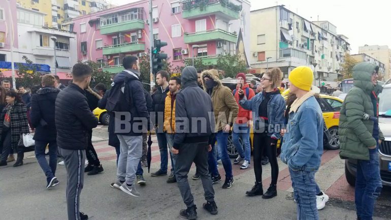 Studentet Bblokojne Rrugen Kendojne