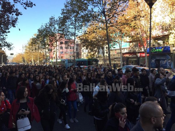 Studentet E Akritektures Proteste, Marshojne Drejt Mas