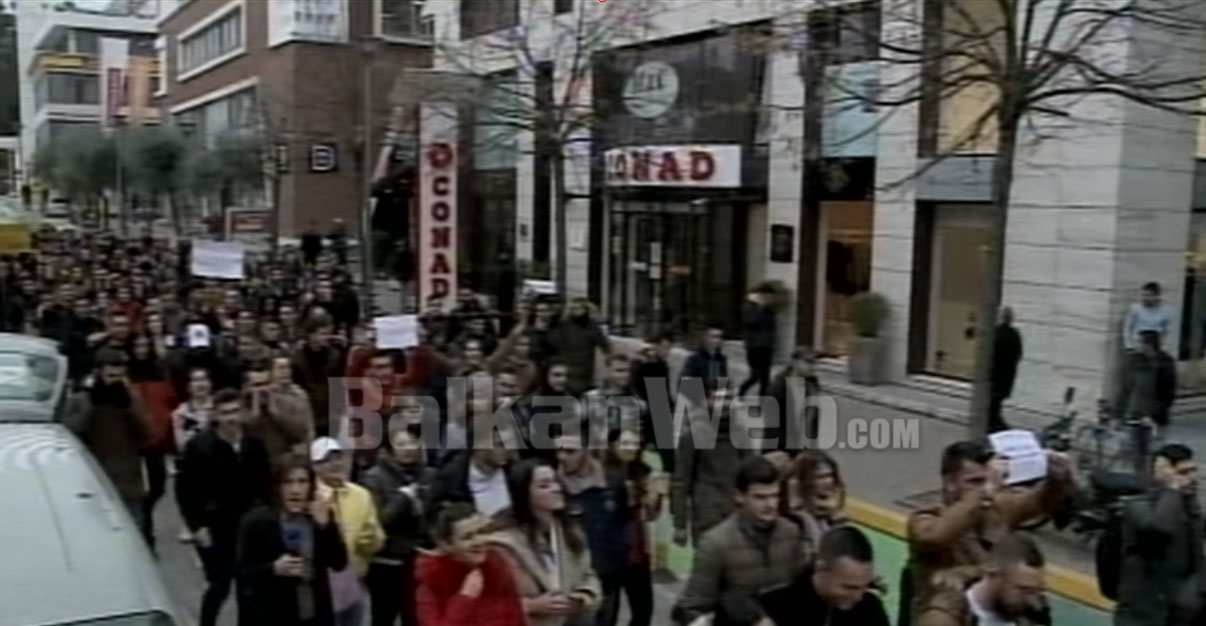 Studentet Marshojne Ne Bllok