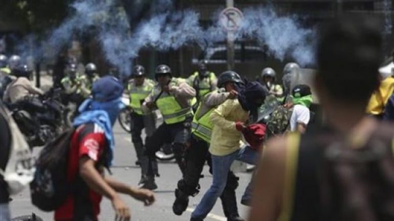 Protestat Në Venezuelë Policia Përdor Sërish Gaz Lotsjellës Vrasje