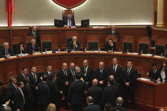 Parlament 16 Janar Tensione (2)