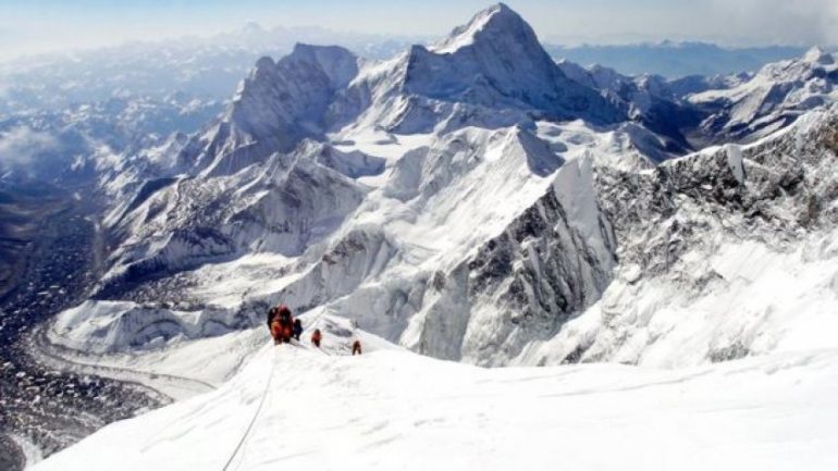 Kina mbyll për një kohë të pacaktuar bazën e saj në malin Everest –  Balkanweb.com – News24