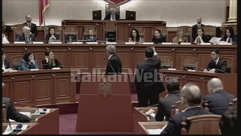 Dhuna Verbale Ne Kuvend