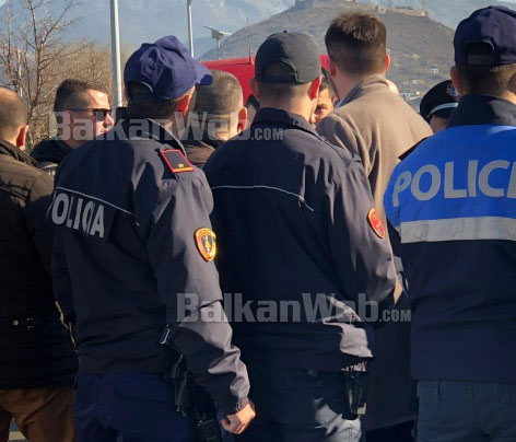 Policias Me Arme Ne Lezhe