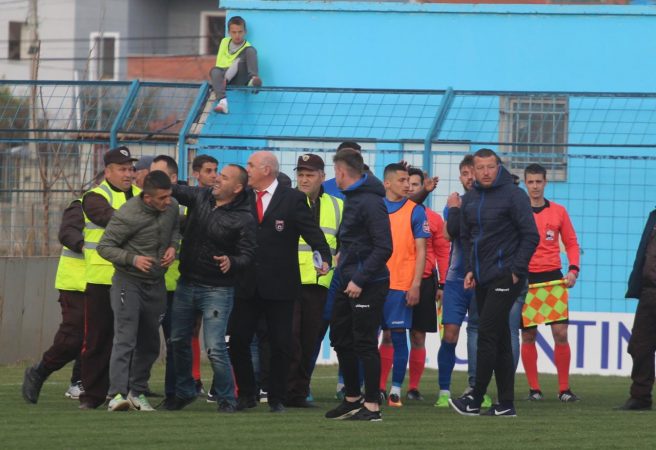 1. Dhuna Ne Kamez, Armand Duka Thyen Heshtjen