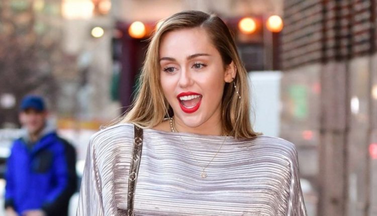 Auto Miley Cyrus Beauty Evolution L1551893866 750x430