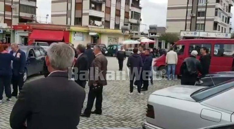 Niset Protestuesit E Pare Nga Burreli