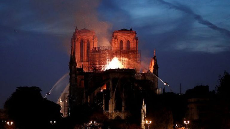 Notre Dame Naten 800x450