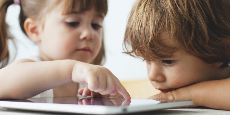 S Duhet Ti Lejoni Fëmijët Të Përdorin Celular Dhe Tablet