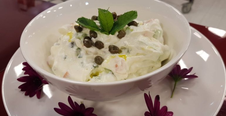 Sallate E Fresket Me Kos Dhe Karrota