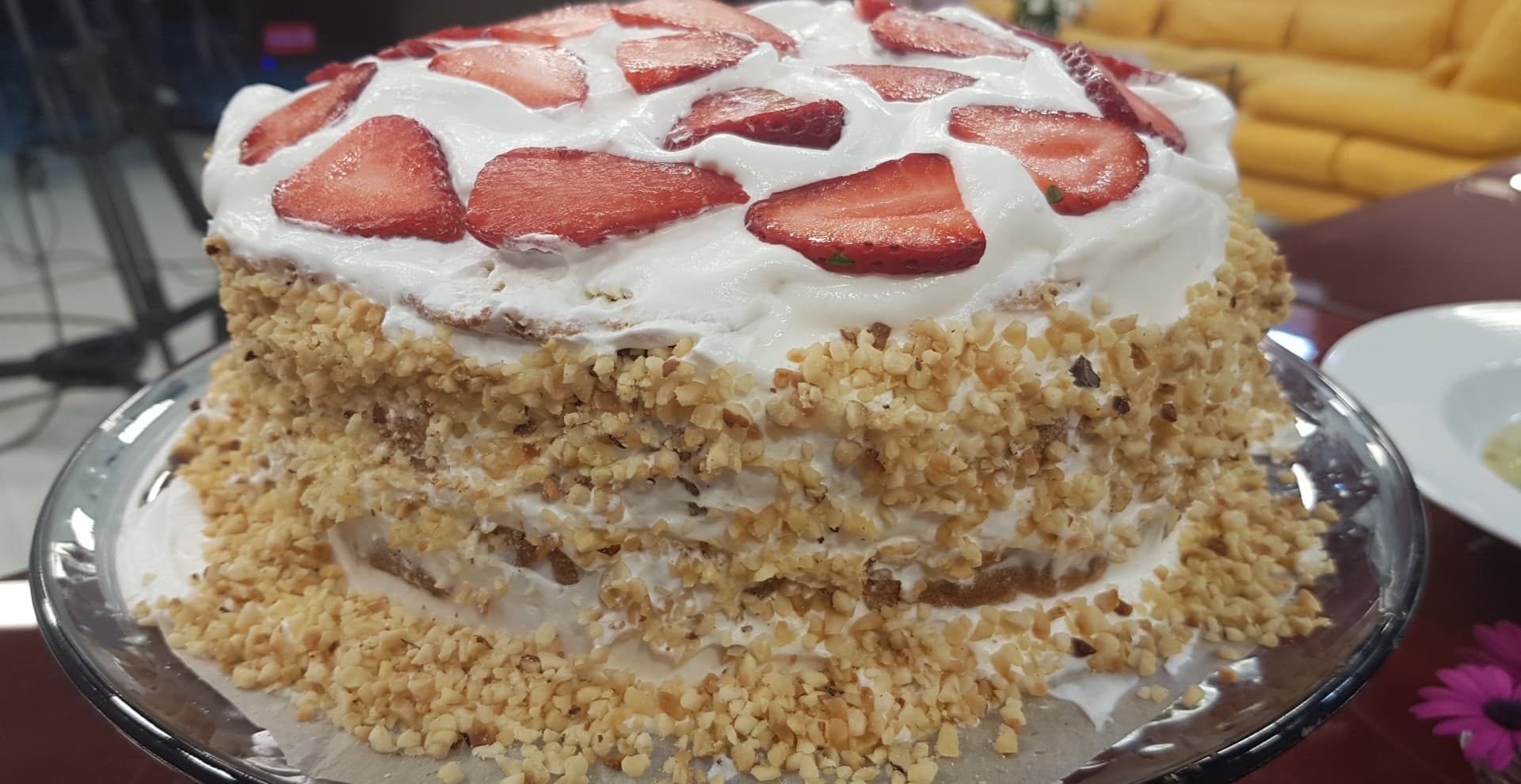 Tortë me luleshtrydhe News24