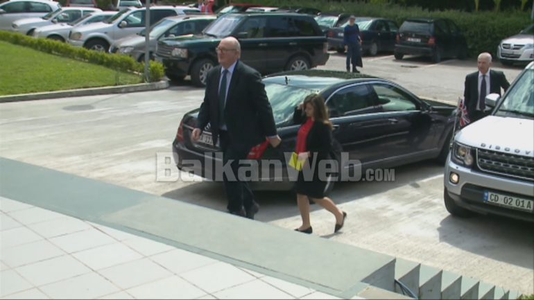 Ambasadori Britanik I Shkon Në Zyrë Bashës