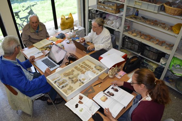 Ekipi Shqiptaro Francez I Arkeologëve Duke Studiuar Objektet E Sanktuarit Të Artemisës. Foto Geri Emiri 600x400