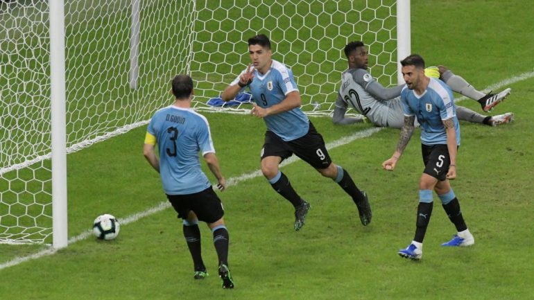 Uruguay Door Ex Ajacieden Suarez En Lodeiro Langs Ecuador Op Copa America