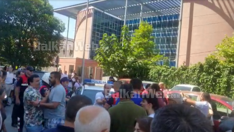 Policia Perplaset Me Banorete Unazes Se Re