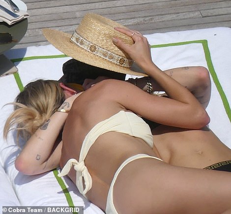 5d4fcef28188417141248 7345275 Relaxing Miley And Kaitlynn Appeared To Have Very Little Concern M 35 1565492777239