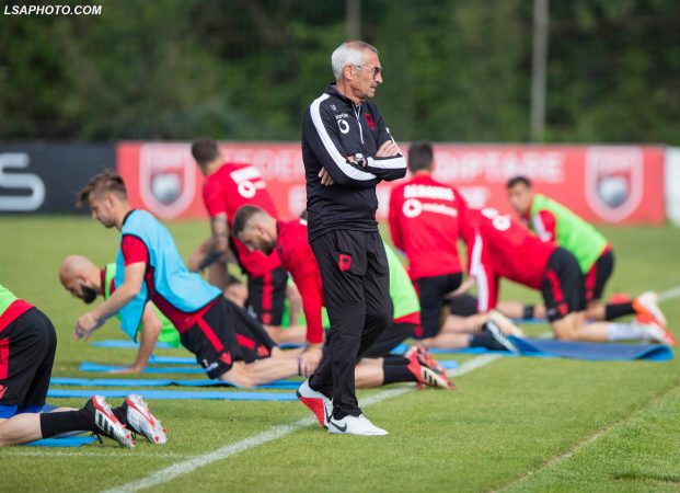 1. Te Gjithe Nen Urdherat E Reja, Kombetarja Nis Grumbullimin