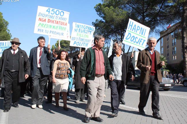 Ish Te Perndjekurit Duke Protestuar 650x433