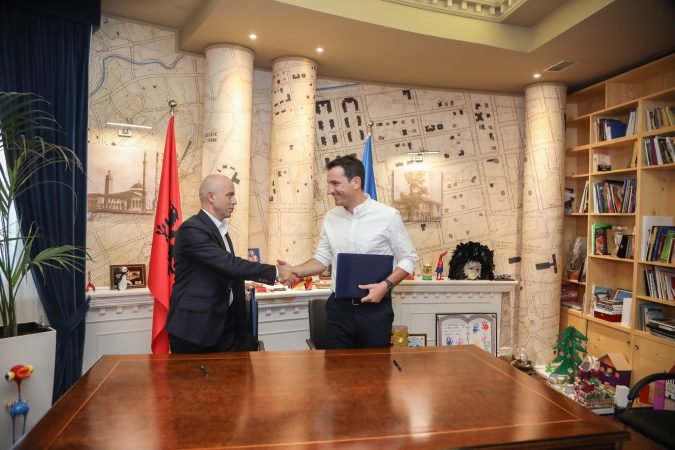 Veliaj Gjate Firmosjes Se Marreveshjes Me Spitalin Amerikan (1)