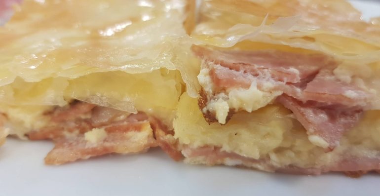 Byrek I Hapur Me Proshute Dhe Djathe Kackavall