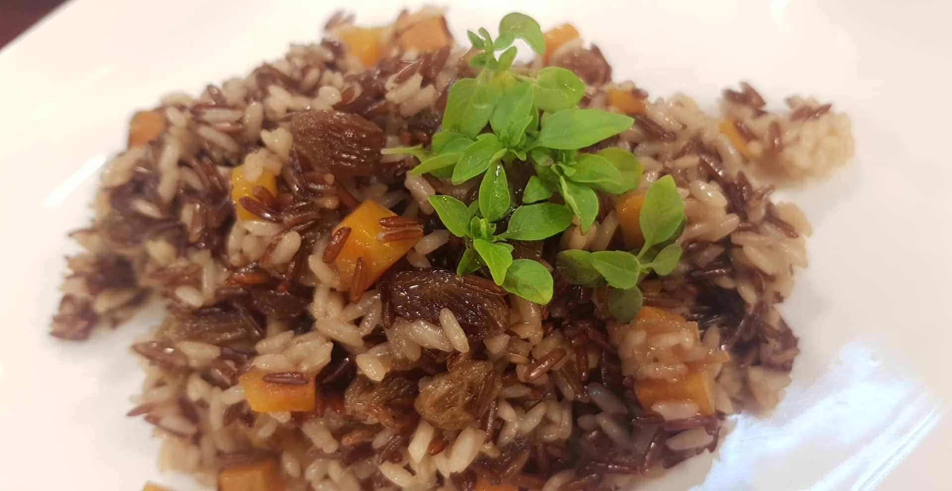 Pilaf me dy lloje orizi dhe rrush të thatë News24