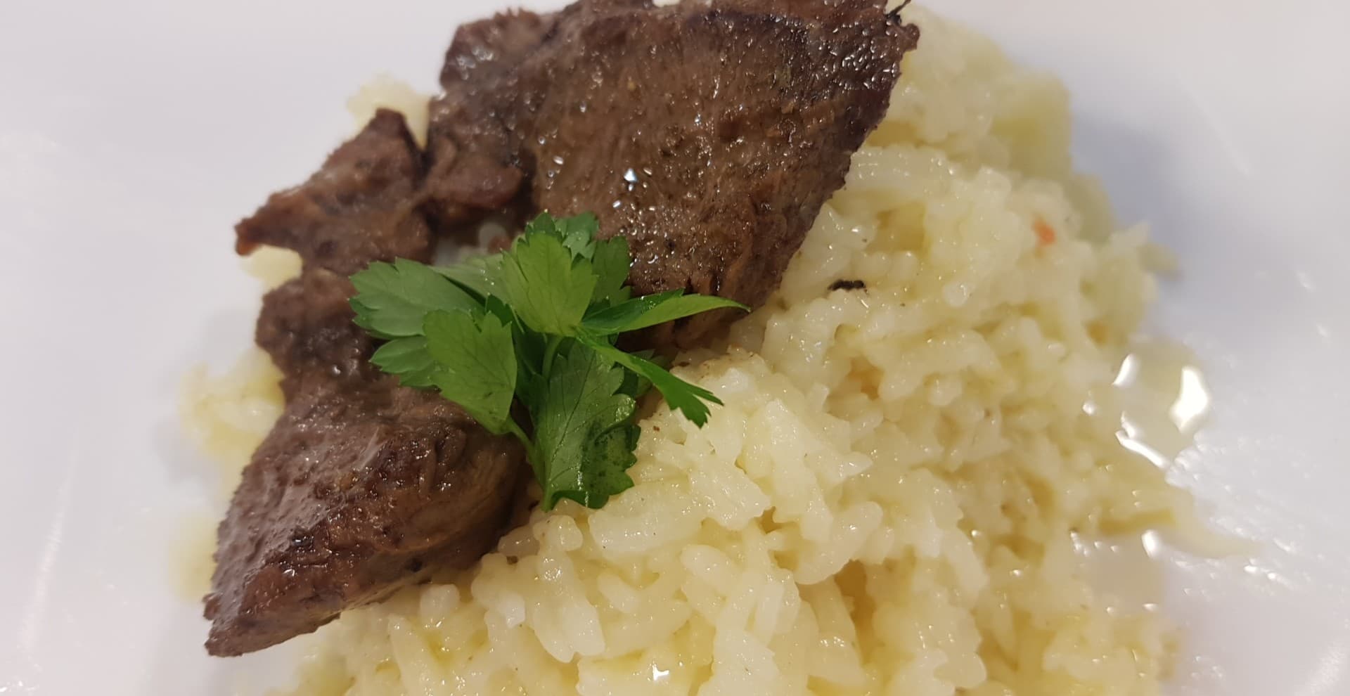 Bërxolla me pilaf dhe limon në tenxhere News24