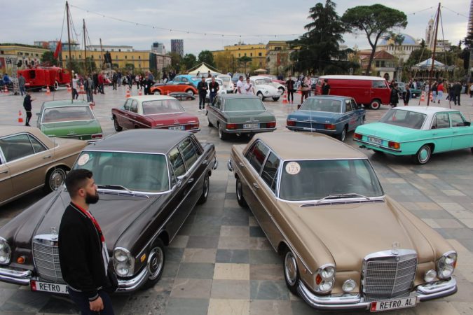 Dhjetëra makina &#39;retro&#39; në shesh, ndër to edhe makina e Enver Hoxhës. Blendi Gonxhe: Nga 1 janari makinat me vlera historike pa taksa - Balkanweb.com - News24
