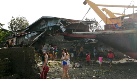 Typhoon Phanfone Lands In Central Philippines On Christmas