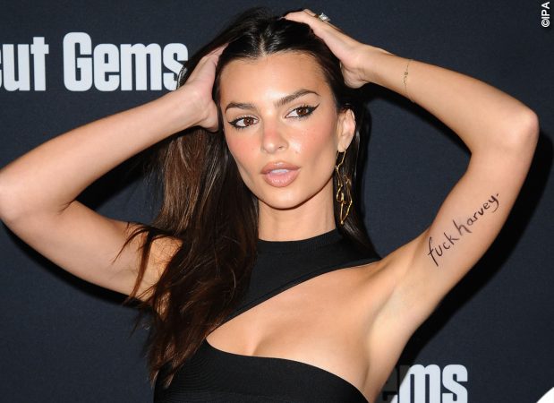 Emily Ratajkowski Abito Herve Leger Sandali Merah Vodianova Orecchini Inamorata 3