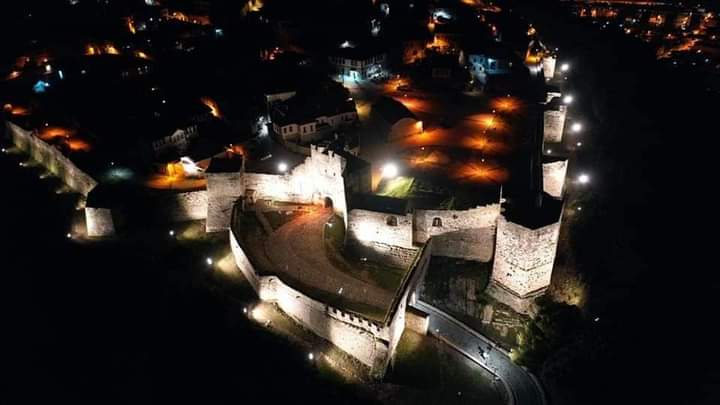 Ndër monumentet më të mëdha historike të Ballkanit, Kalaja e Beratit e  ndriçuar si kurrë më parë, rifiton madhështinë e saj - Balkanweb.com -  News24