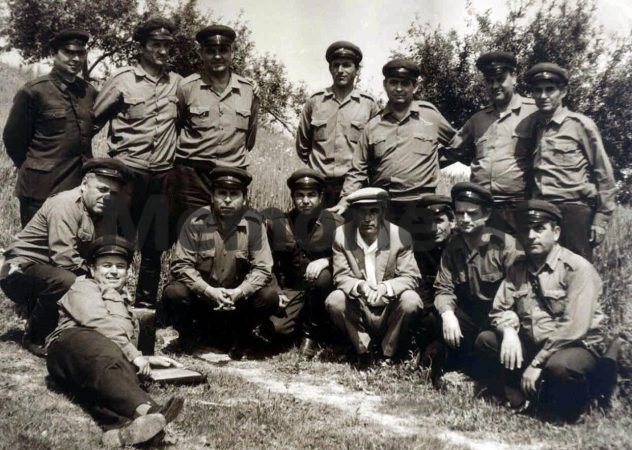 Kadriu Me Ushtarakë 1981 Kiço Mustaqi Dhe Veli Llakaj Majtas Posht