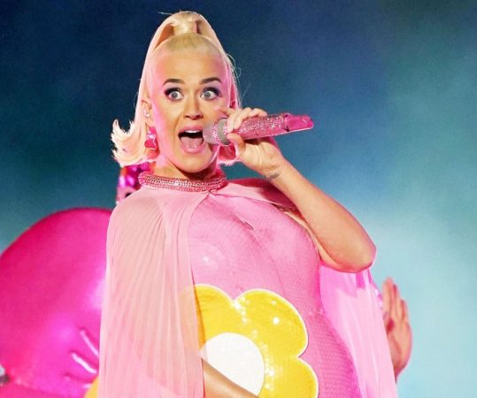 Katy Perry Performing Pregnant Explains Why Her Pregnancy Hasnt Affected Judging On American Idol