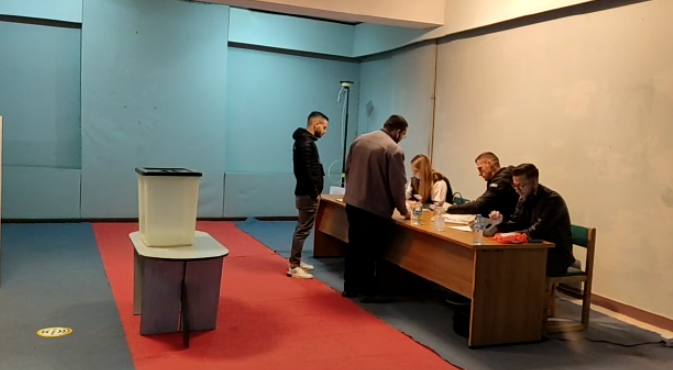 Probleme me pajisjet elektronike, në dy Qendra Votimi në Lezhë nuk ka nisur  procesi i votimit (Video) - Balkanweb.com - News24